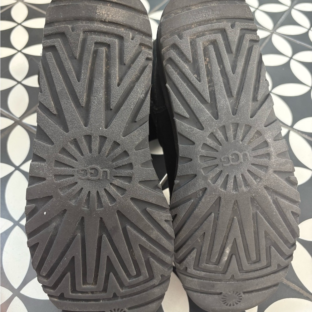 UGG Classic Short Boots - Black - Picture 5 of 5